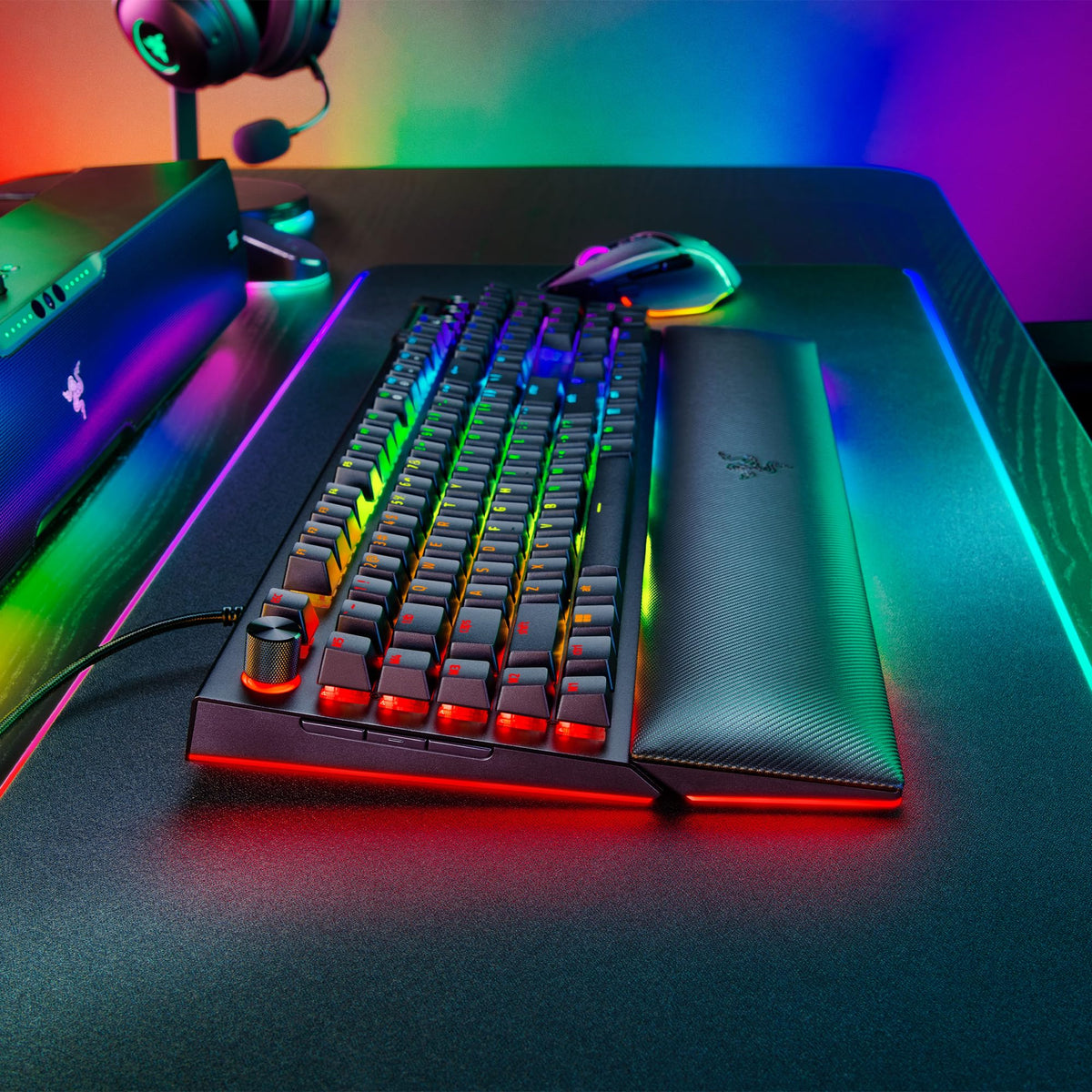 Razer BlackWidow V4 - Mechanische Gaming-Tastatur Chroma RGB (Mechanische Yellow Switches, 6 eigene Makro-Tasten, Doubleshot-ABS-Tastenkappen) QWERTZ DE-Layout | Schwarz