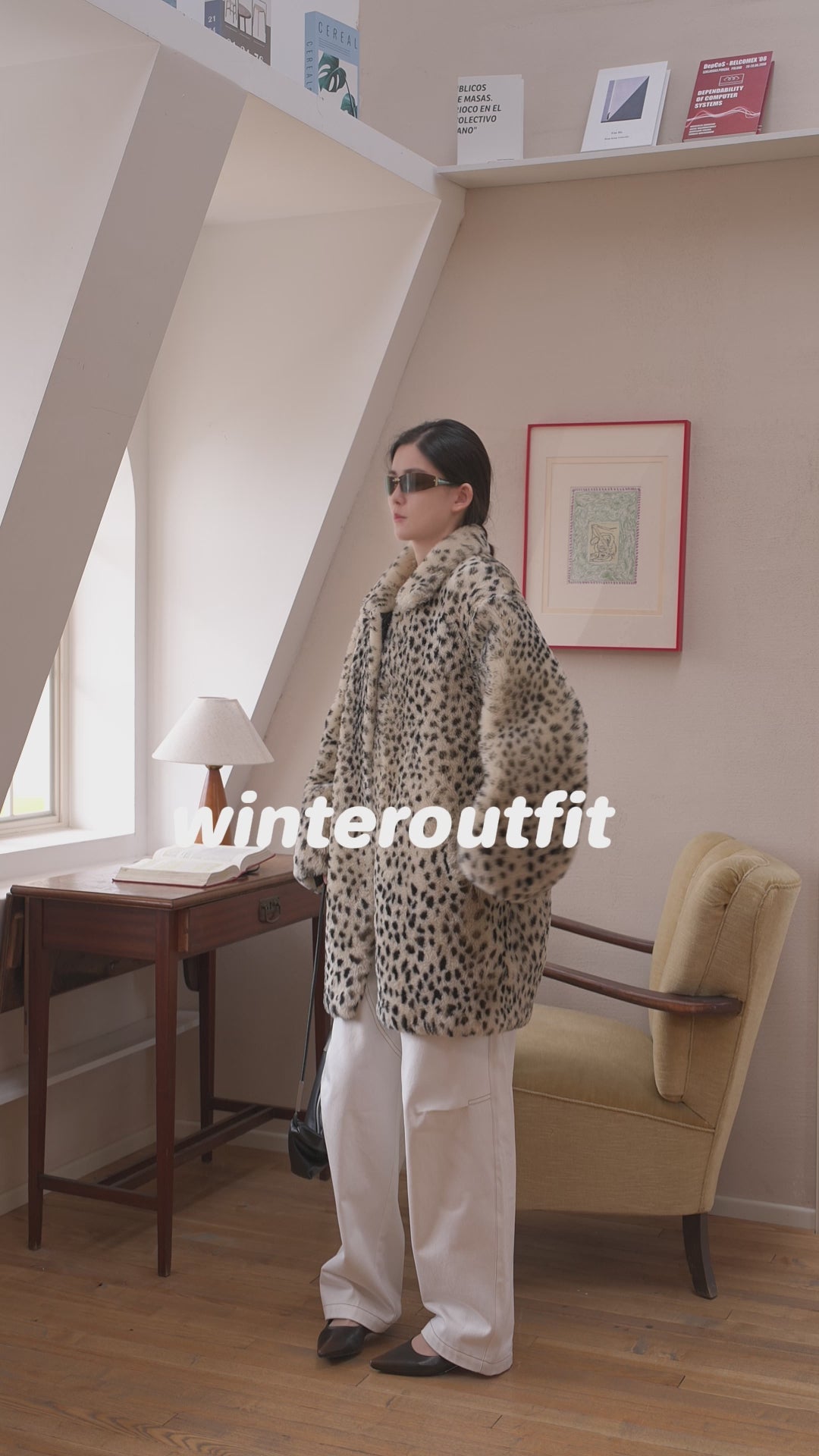 Abrigo de piel de oveja merina importada, moderno, de corte entallado, largo medio y hombros descubiertos, estampado "Leopard Print Sniper"