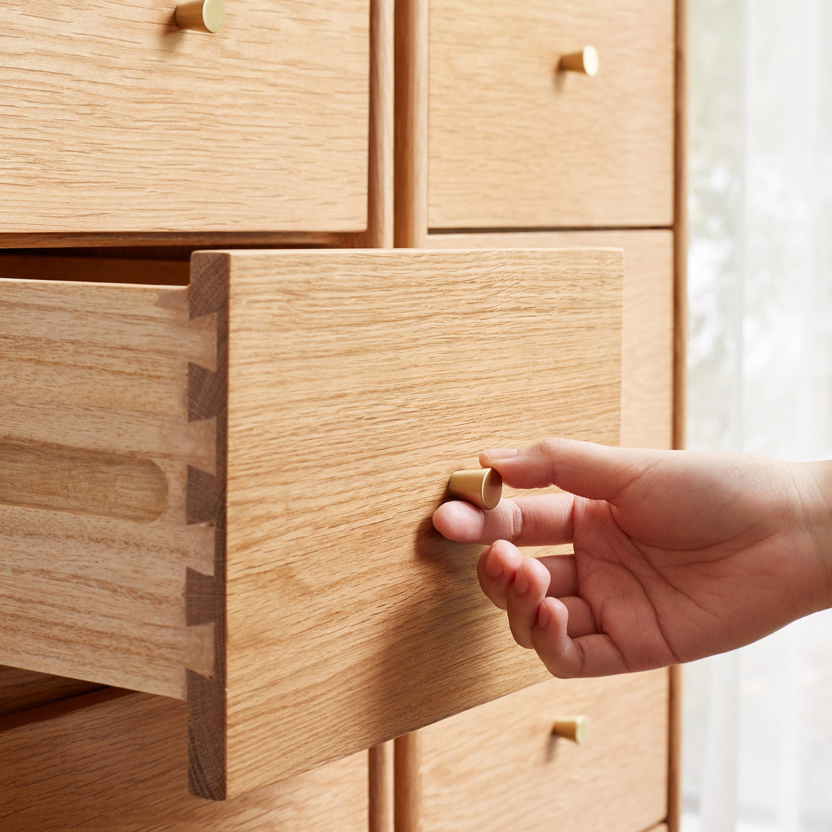 Mesita de noche de roble macizo con cajonera para salón - Mueble esquinero independiente con cuatro cajones