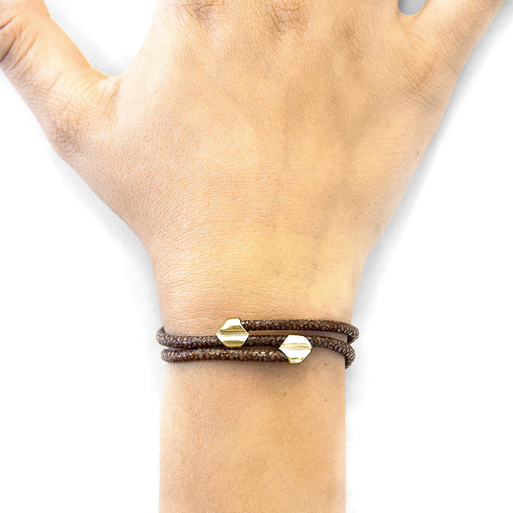 Pulsera Conway en oro amarillo de 9 quilates y piel de raya, color marrón moca