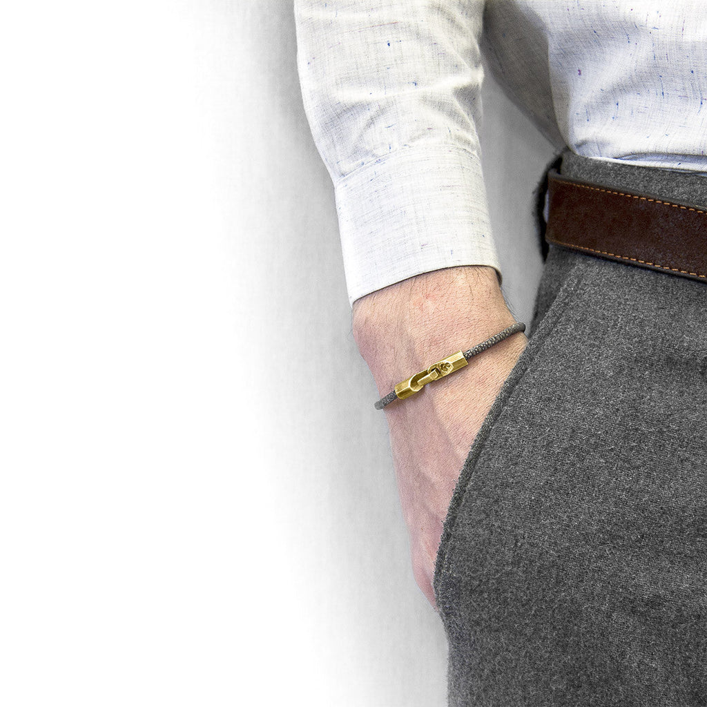 Pulsera Talbot en oro amarillo de 9 quilates y piel de raya, color gris sombra