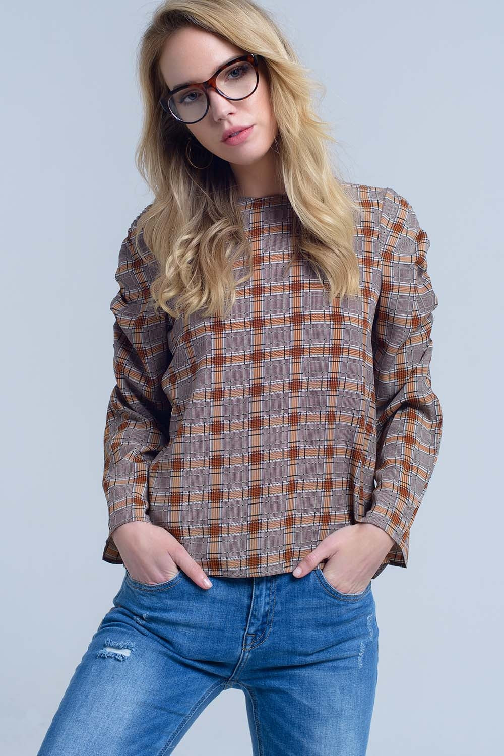 Top marrón con estampado de cuadros