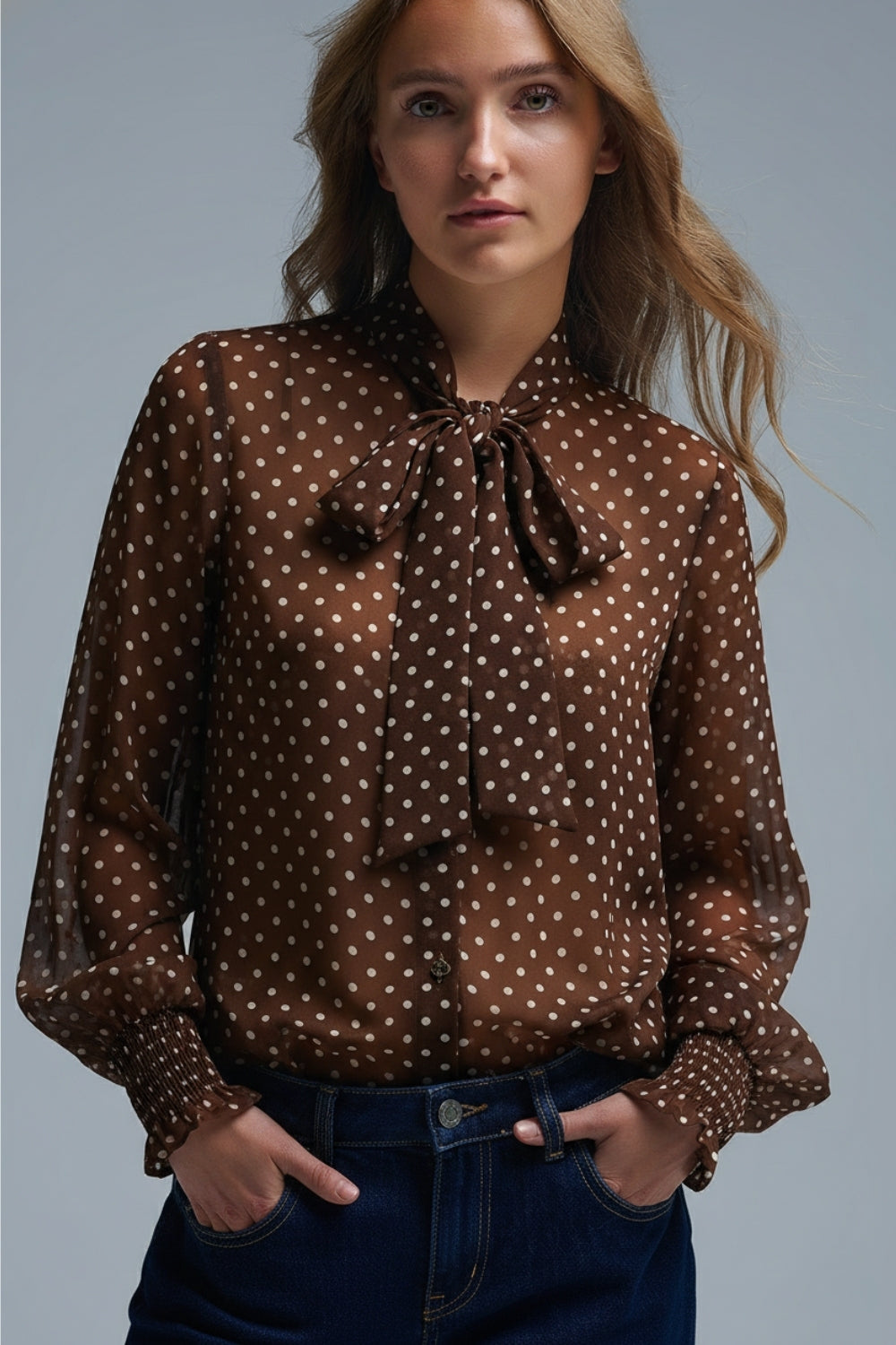 Braunes Polka-Dot-Hemd mit Spitzendetail aus Chiffonstoff
