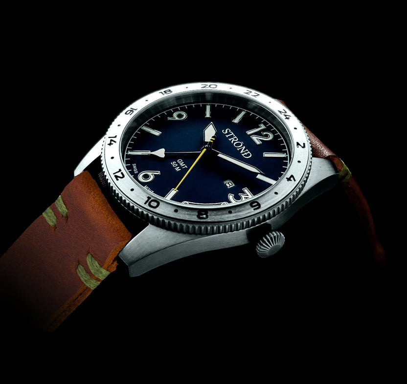 Todo en acero inoxidable grado 316 con esfera azul y función GMT de 24 horas
