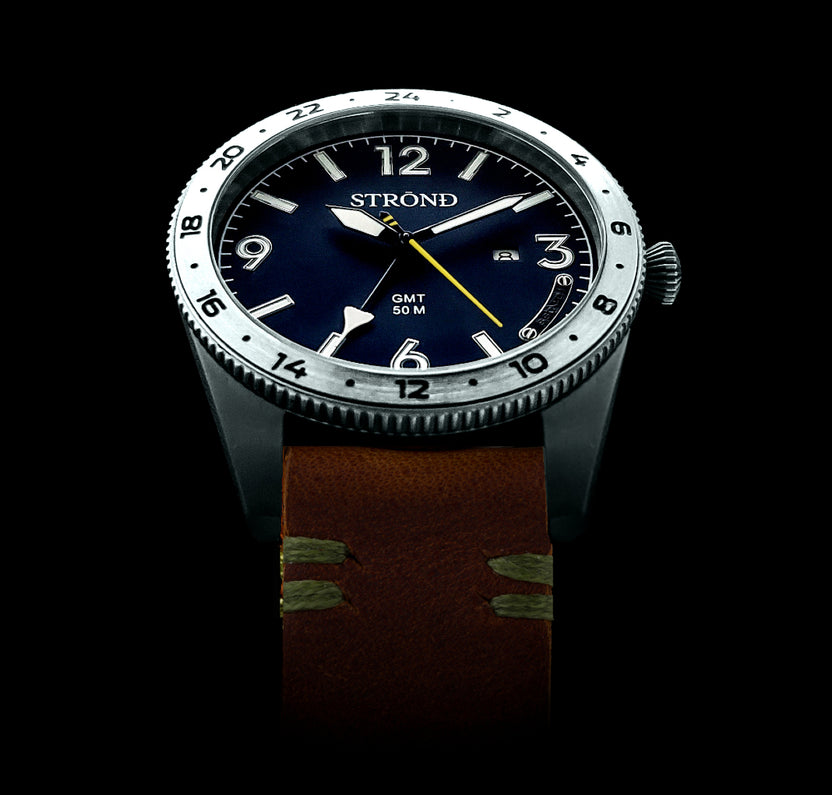 Todo en acero inoxidable grado 316 con esfera azul y función GMT de 24 horas