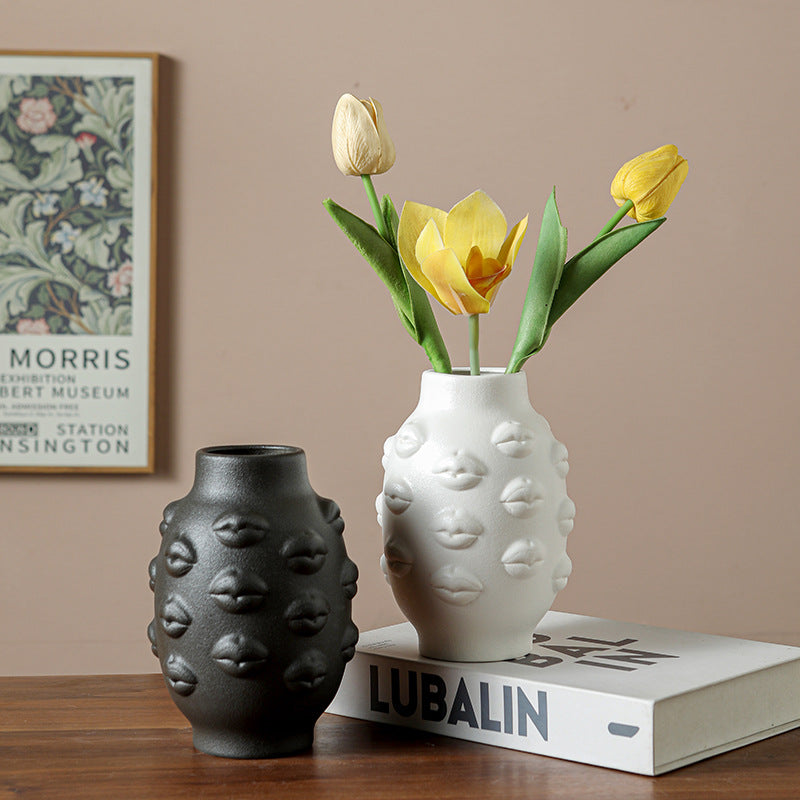 Minimalistisk läppformad blomvas i keramik