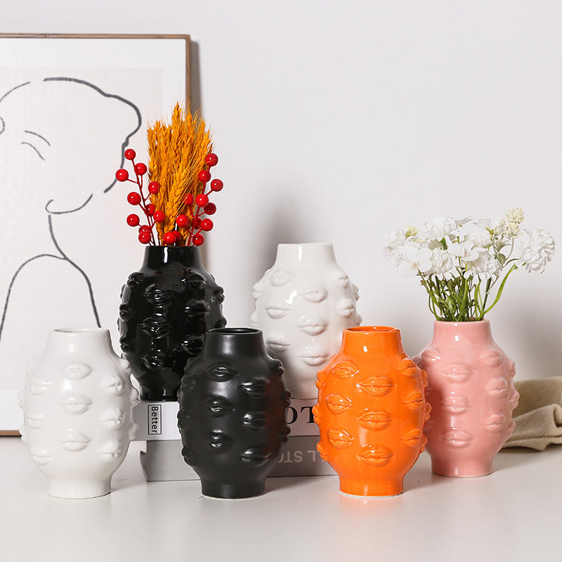 Minimalistisk läppformad blomvas i keramik