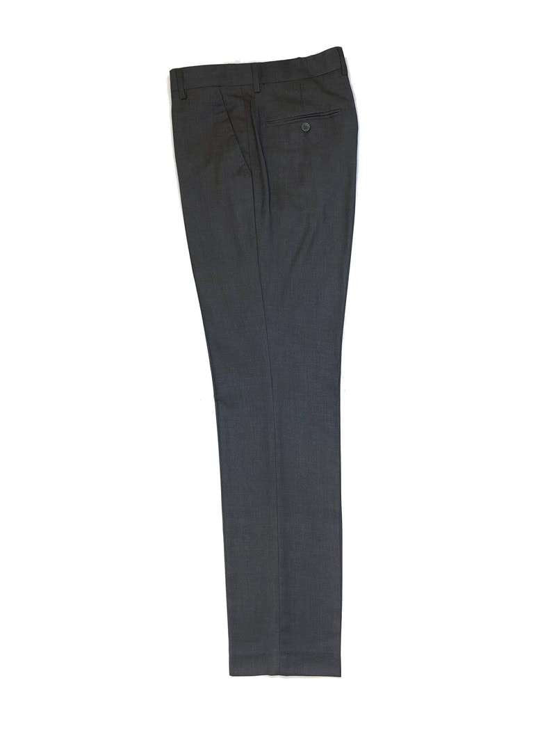 Traje gris de un botón y corte regular