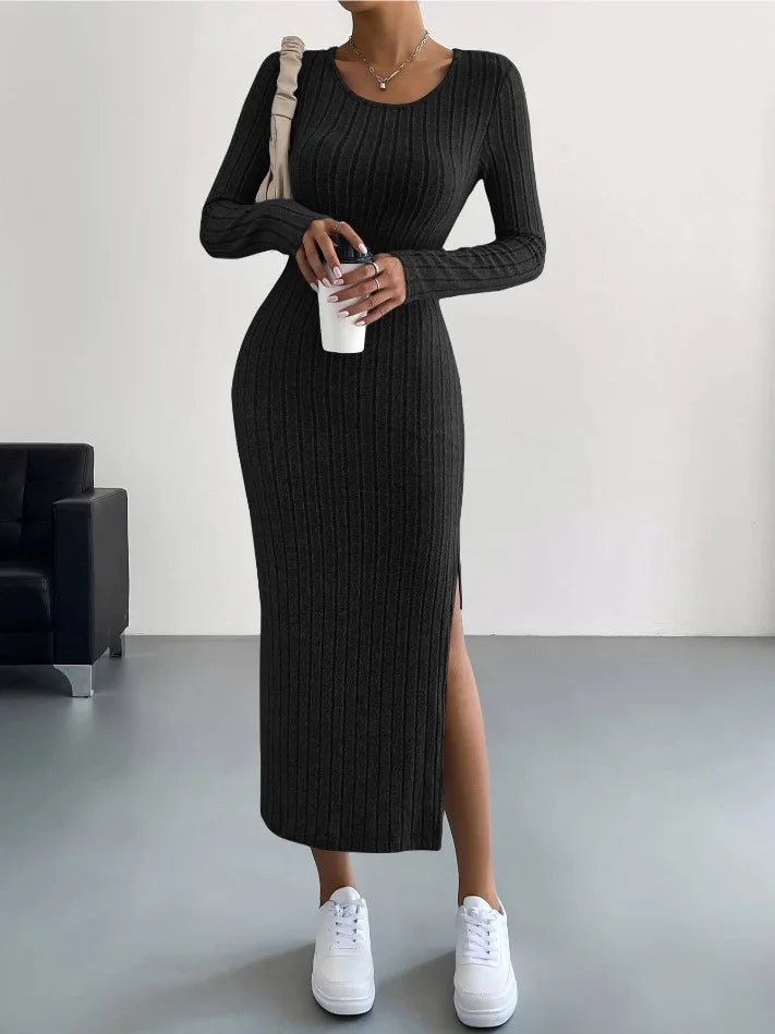 Vestido midi de punto de manga larga para otoño-invierno con abertura en el cuello