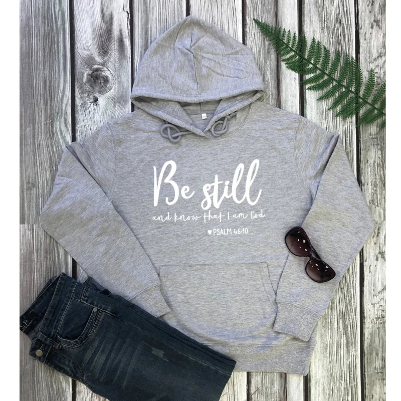 Bluza damska „Be Still and Know That I Am God” (Ps 46:10) – religijna, chrześcijańska, z kapturem, typu pullover, codzienna, z cytatem z Biblii o wierze