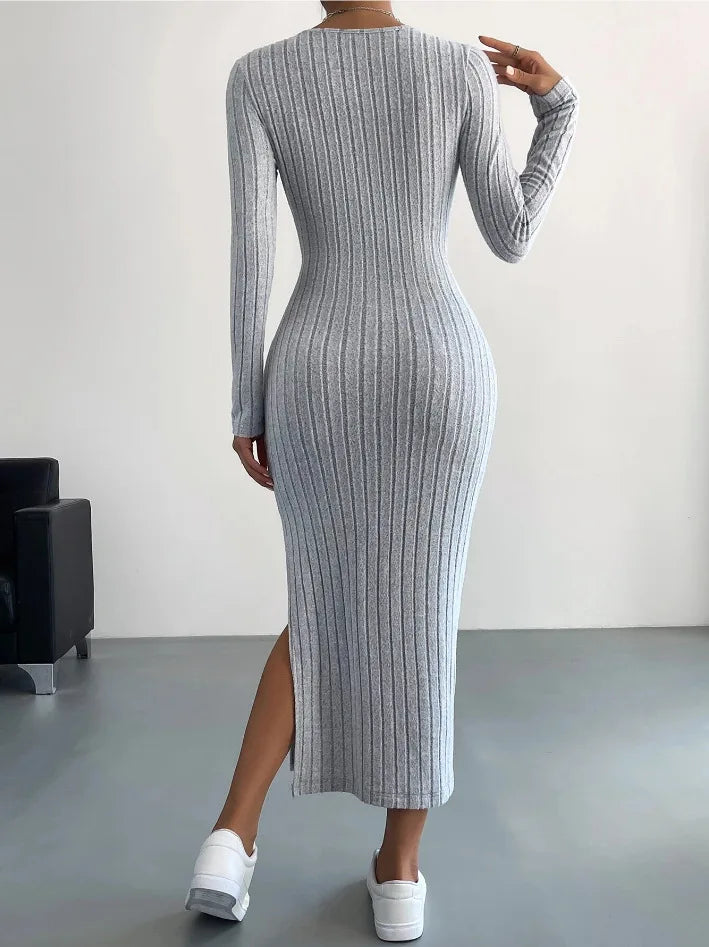Vestido midi de punto de manga larga para otoño-invierno con abertura en el cuello