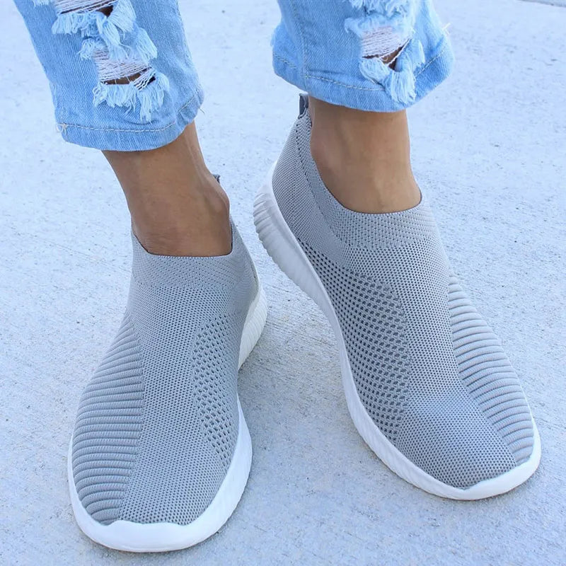 Damskie białe wsuwane półbuty, lekkie białe sneakersy, letnie i jesienne casualowe obuwie damskie, płaskie buty sportowe