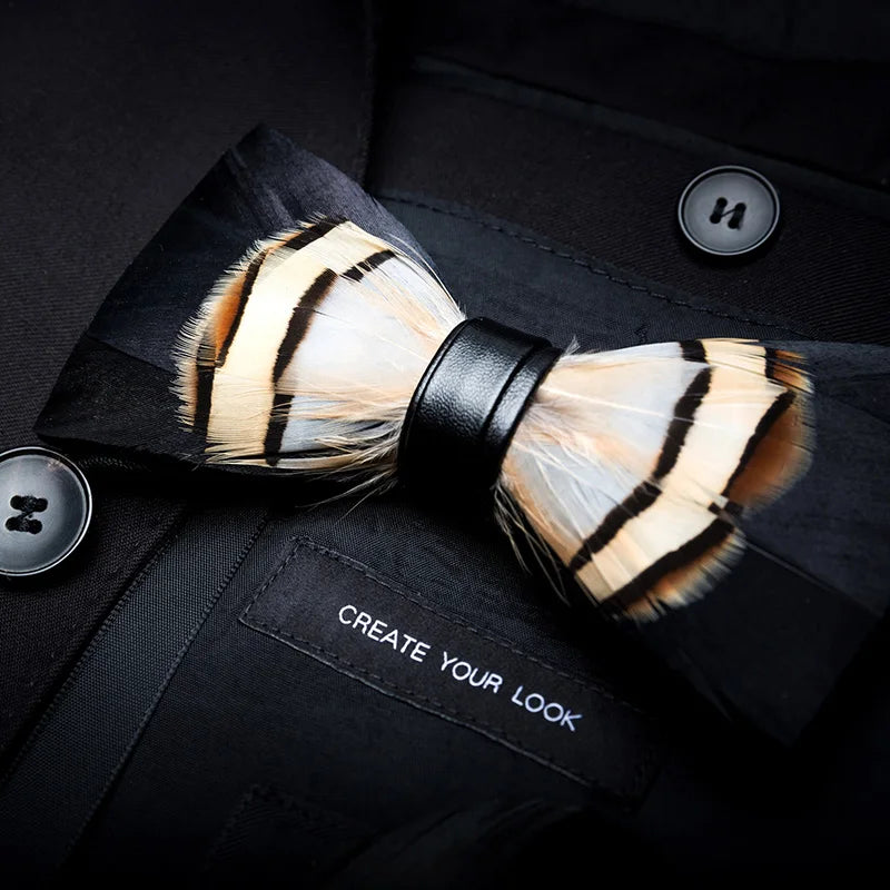 Pajarita preatada de plumas y cuero hecha a mano de la marca de diseño KAMBERFT para hombre, ideal para bodas, fiestas y como mejor regalo, corbata