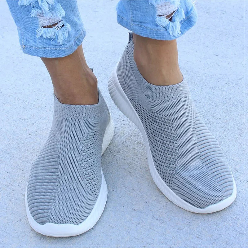 Damskie białe wsuwane półbuty, lekkie białe sneakersy, letnie i jesienne casualowe obuwie damskie, płaskie buty sportowe
