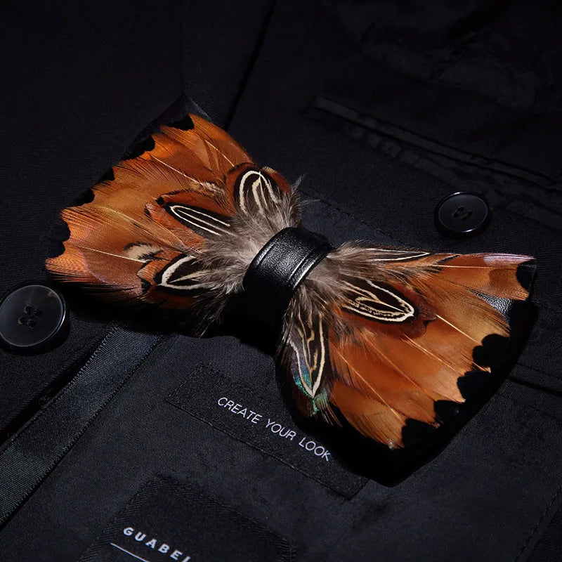 Pajarita preatada de plumas y cuero hecha a mano de la marca de diseño KAMBERFT para hombre, ideal para bodas, fiestas y como mejor regalo, corbata