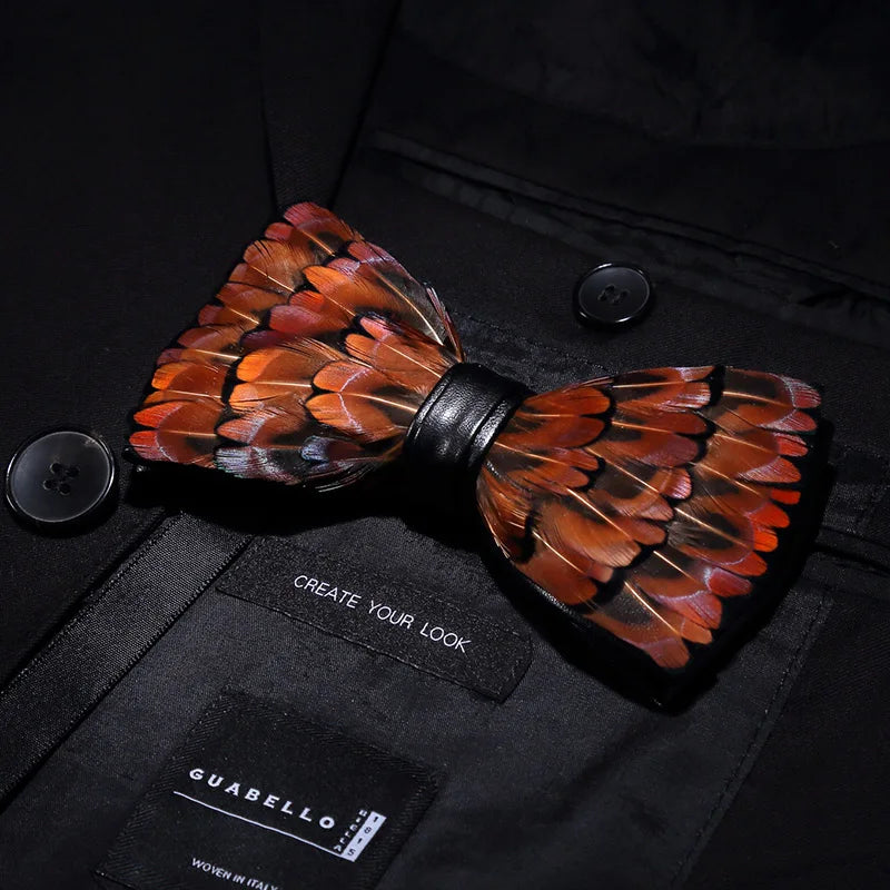 Pajarita preatada de plumas y cuero hecha a mano de la marca de diseño KAMBERFT para hombre, ideal para bodas, fiestas y como mejor regalo, corbata
