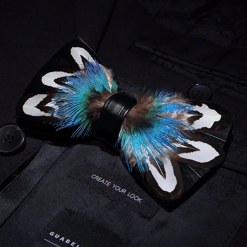 Pajarita preatada de plumas y cuero hecha a mano de la marca de diseño KAMBERFT para hombre, ideal para bodas, fiestas y como mejor regalo, corbata
