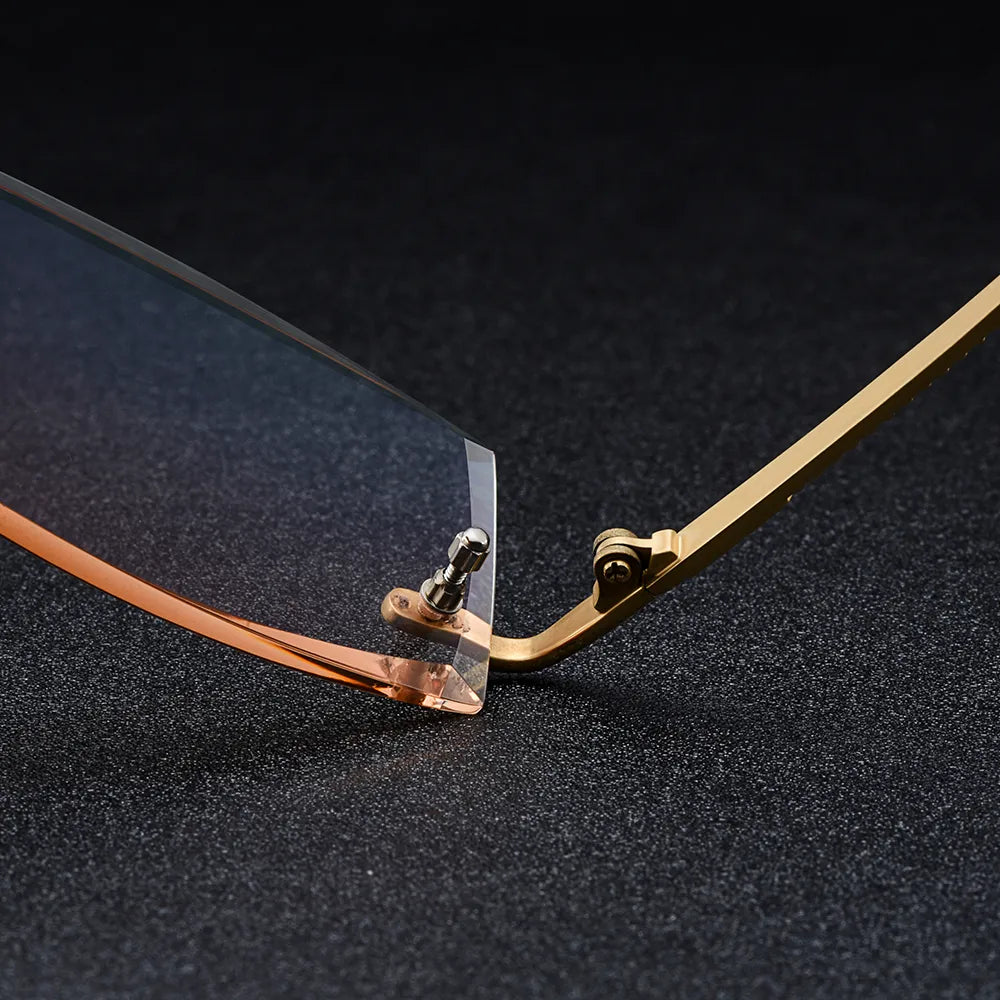 Oprawki okularowe męskie Gmei Optical prostokątne ze złotego stopu tytanu, bezramkowe z diamentowym szlifem, soczewki zerówki z gradientem brązowym Q6607