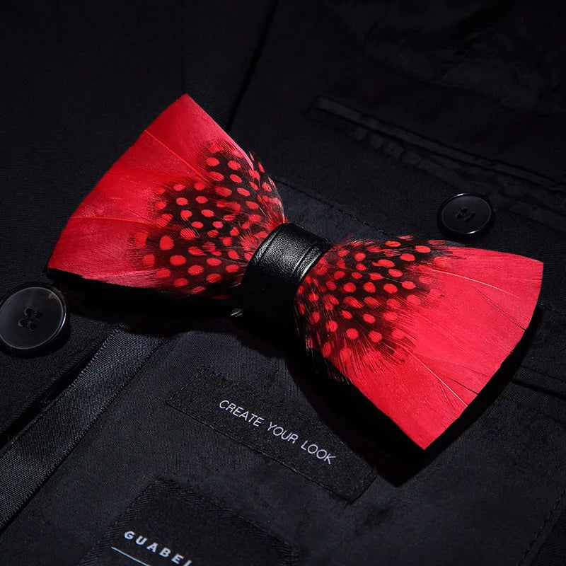Pajarita preatada de plumas y cuero hecha a mano de la marca de diseño KAMBERFT para hombre, ideal para bodas, fiestas y como mejor regalo, corbata