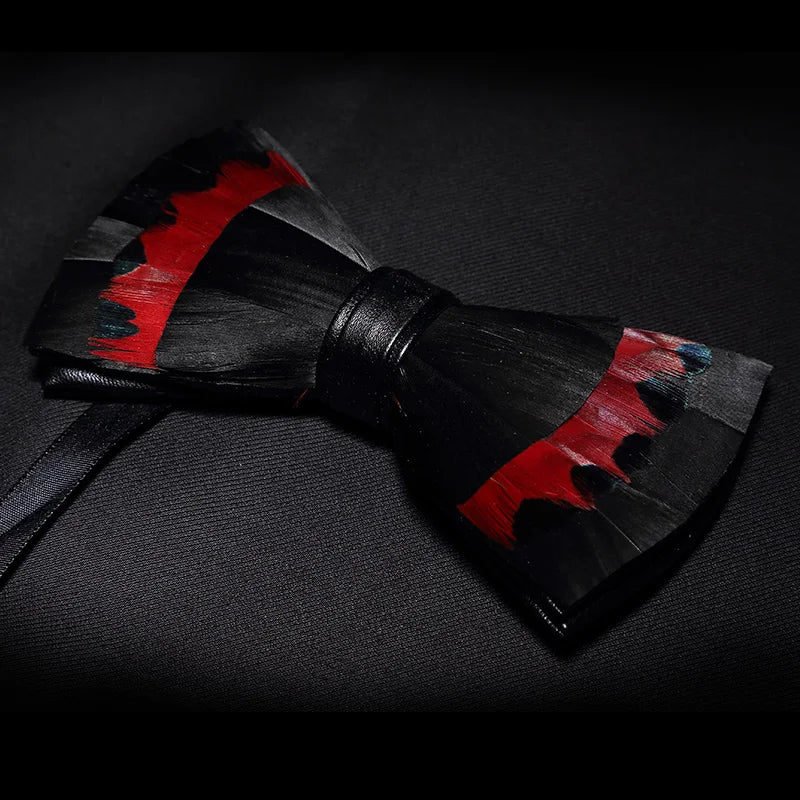 Pajarita preatada de plumas y cuero hecha a mano de la marca de diseño KAMBERFT para hombre, ideal para bodas, fiestas y como mejor regalo, corbata