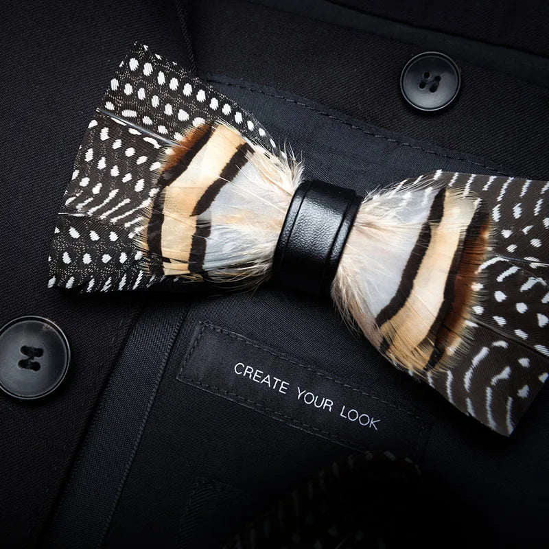 Pajarita preatada de plumas y cuero hecha a mano de la marca de diseño KAMBERFT para hombre, ideal para bodas, fiestas y como mejor regalo, corbata