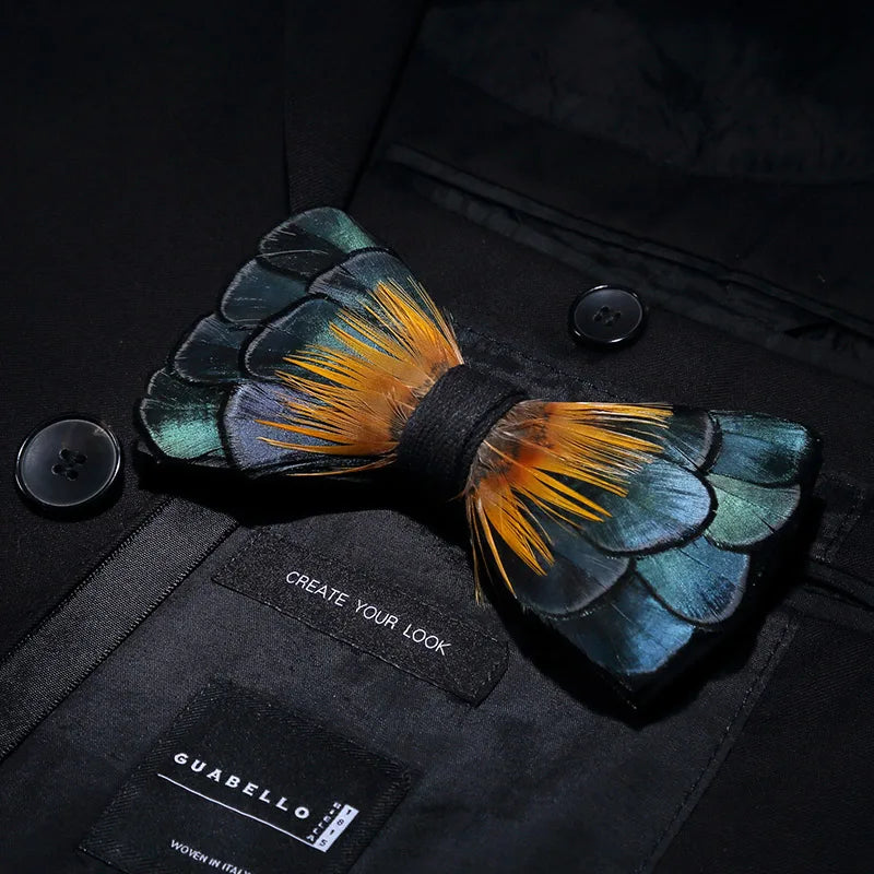 Pajarita preatada de plumas y cuero hecha a mano de la marca de diseño KAMBERFT para hombre, ideal para bodas, fiestas y como mejor regalo, corbata