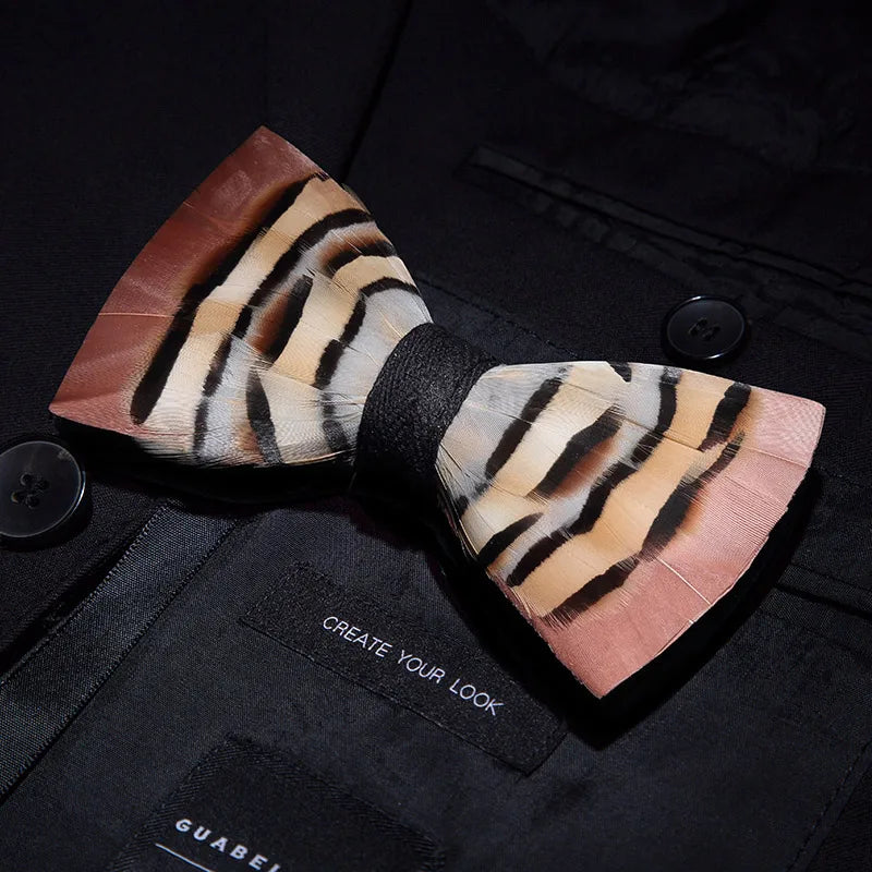 Pajarita preatada de plumas y cuero hecha a mano de la marca de diseño KAMBERFT para hombre, ideal para bodas, fiestas y como mejor regalo, corbata