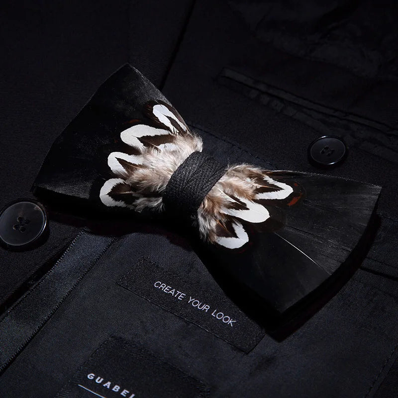 Pajarita preatada de plumas y cuero hecha a mano de la marca de diseño KAMBERFT para hombre, ideal para bodas, fiestas y como mejor regalo, corbata