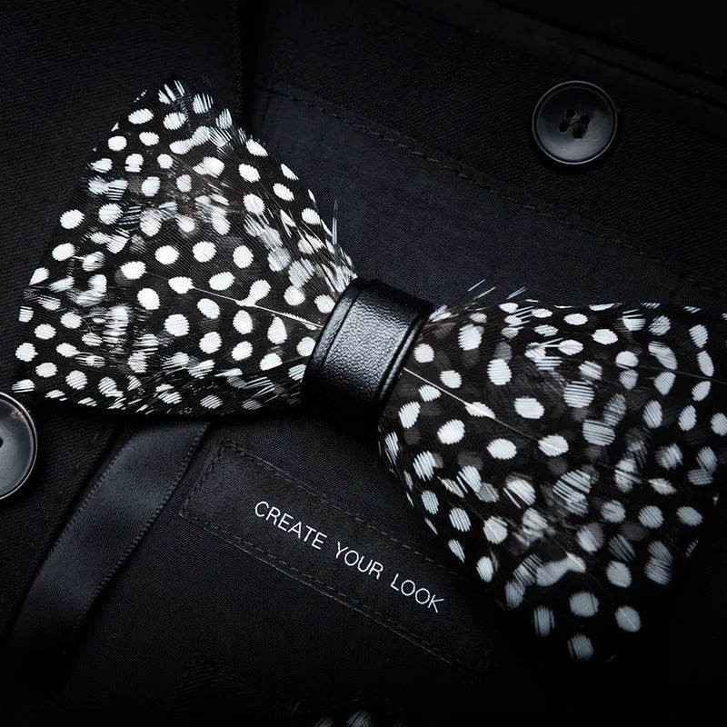 Pajarita preatada de plumas y cuero hecha a mano de la marca de diseño KAMBERFT para hombre, ideal para bodas, fiestas y como mejor regalo, corbata