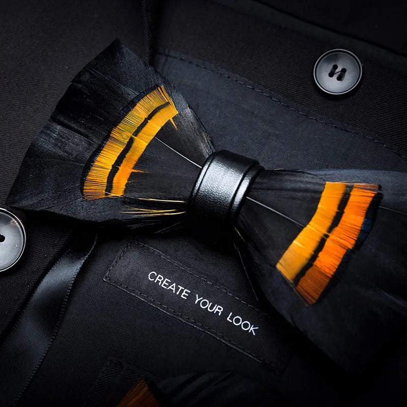 Pajarita preatada de plumas y cuero hecha a mano de la marca de diseño KAMBERFT para hombre, ideal para bodas, fiestas y como mejor regalo, corbata