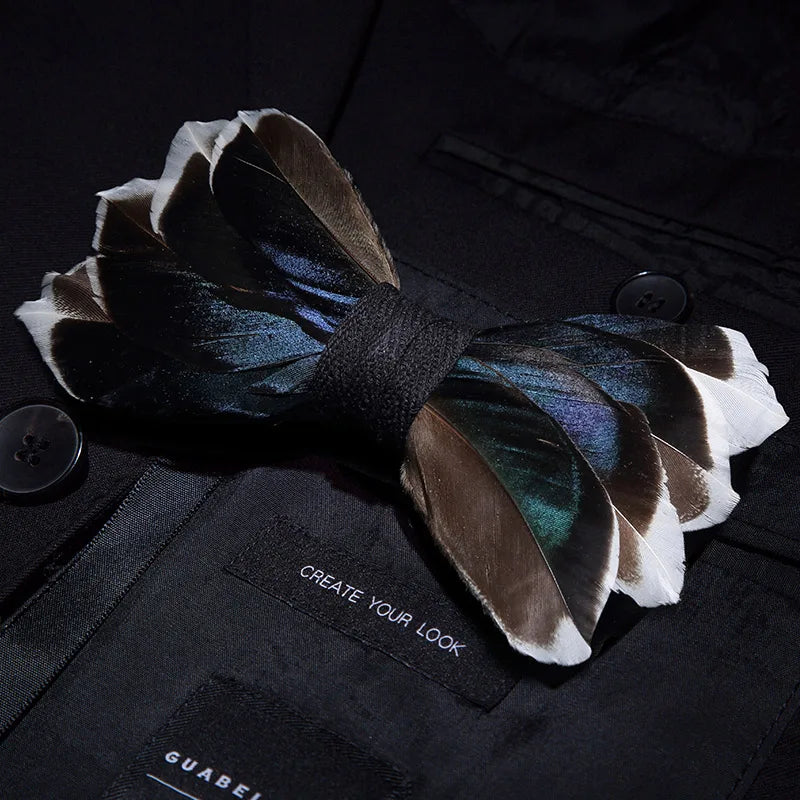 Pajarita preatada de plumas y cuero hecha a mano de la marca de diseño KAMBERFT para hombre, ideal para bodas, fiestas y como mejor regalo, corbata