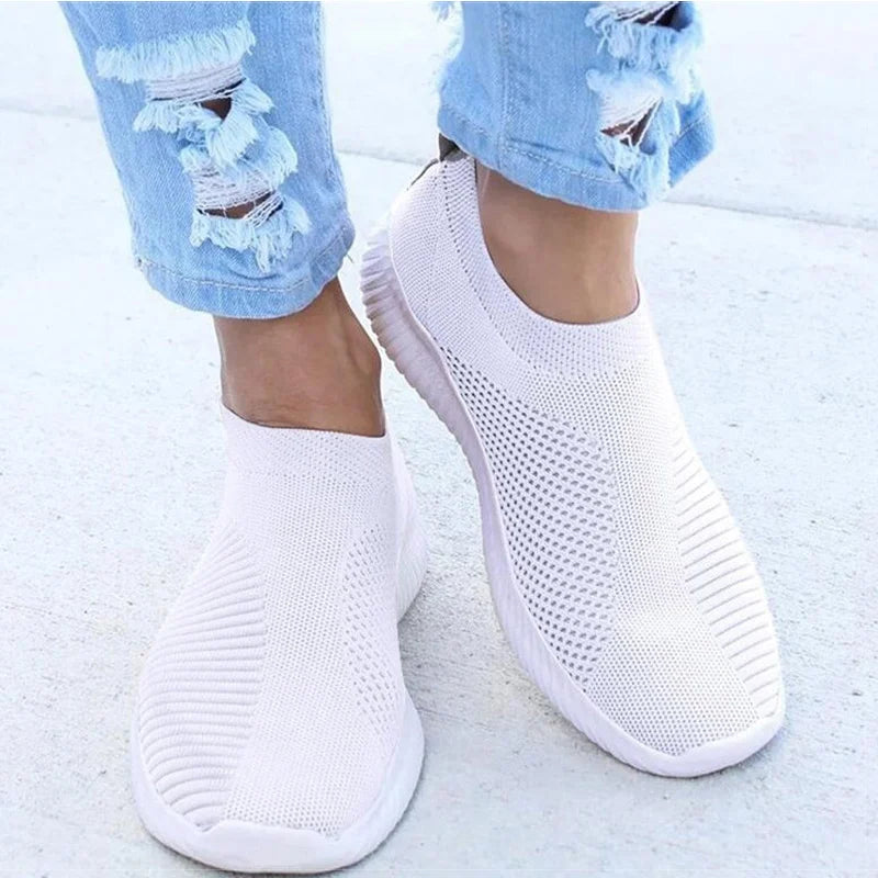 Damskie białe wsuwane półbuty, lekkie białe sneakersy, letnie i jesienne casualowe obuwie damskie, płaskie buty sportowe