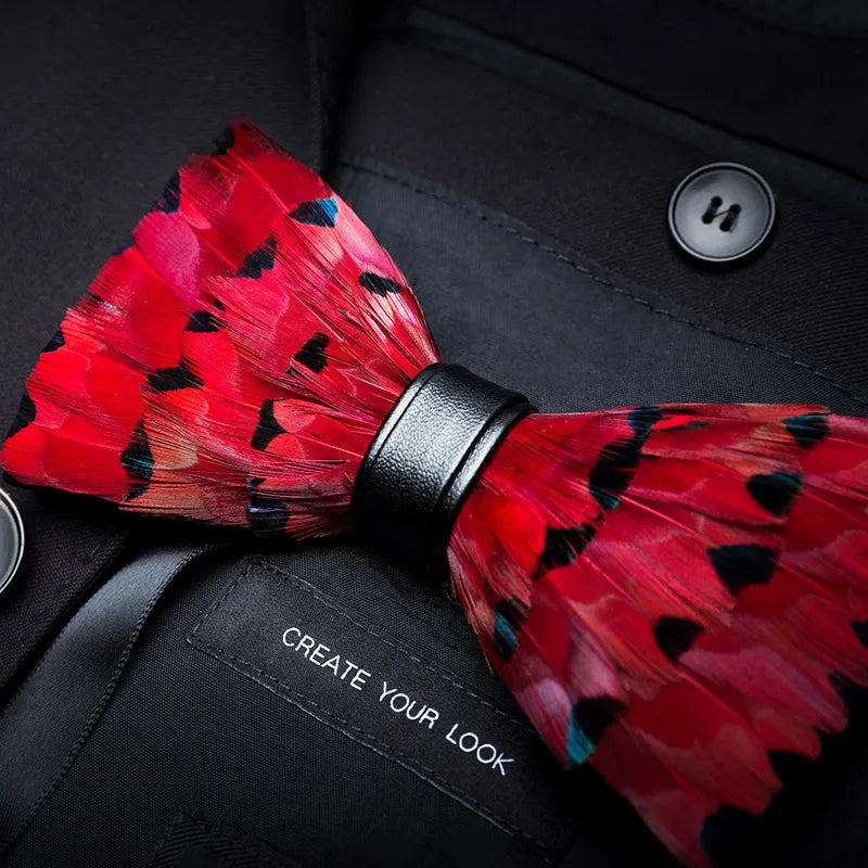 Pajarita preatada de plumas y cuero hecha a mano de la marca de diseño KAMBERFT para hombre, ideal para bodas, fiestas y como mejor regalo, corbata