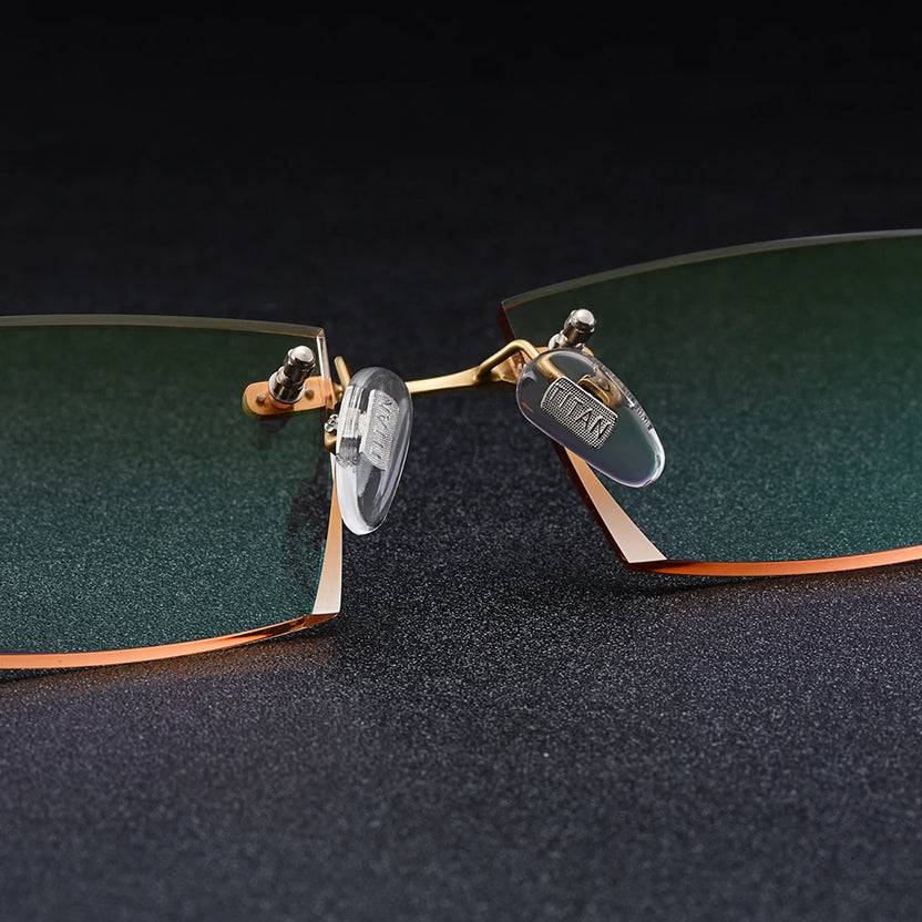 Gmei Optical Rektangulära Glasögonbågar i Gyllene Titanlegering för Herr, Diamantslipade och Kantlösa med Gradient Bruna Plano-linser Q6607