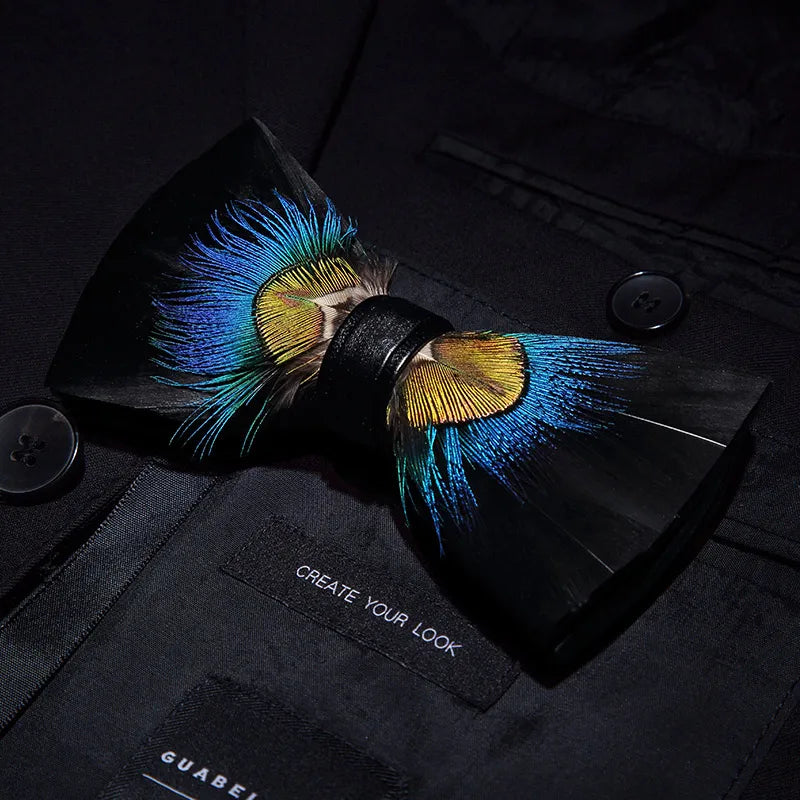 Pajarita preatada de plumas y cuero hecha a mano de la marca de diseño KAMBERFT para hombre, ideal para bodas, fiestas y como mejor regalo, corbata