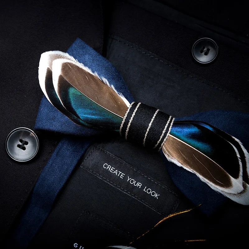 Pajarita preatada de plumas y cuero hecha a mano de la marca de diseño KAMBERFT para hombre, ideal para bodas, fiestas y como mejor regalo, corbata