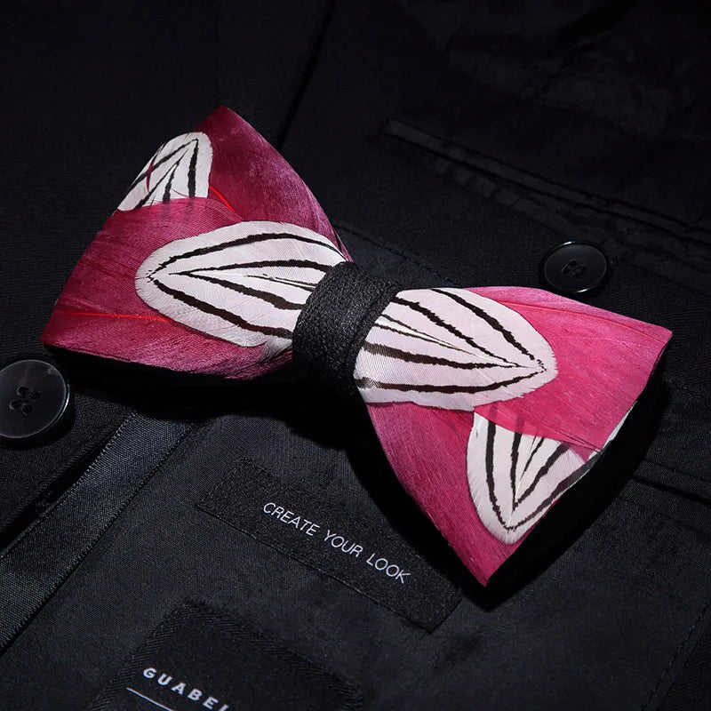 Pajarita preatada de plumas y cuero hecha a mano de la marca de diseño KAMBERFT para hombre, ideal para bodas, fiestas y como mejor regalo, corbata