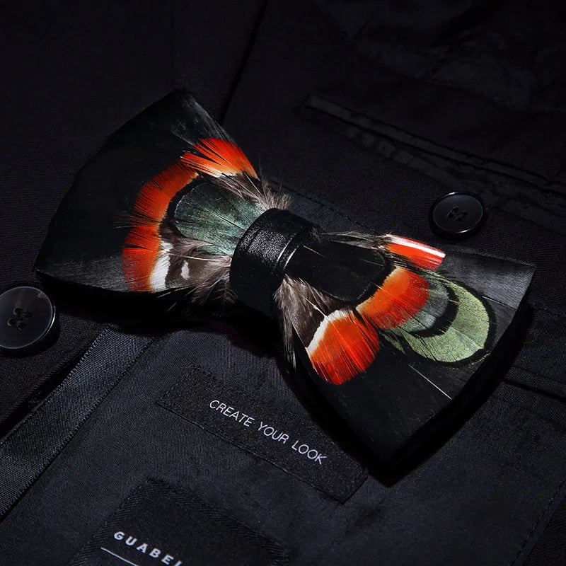 Pajarita preatada de plumas y cuero hecha a mano de la marca de diseño KAMBERFT para hombre, ideal para bodas, fiestas y como mejor regalo, corbata
