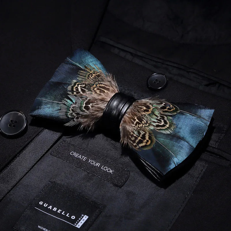 Pajarita preatada de plumas y cuero hecha a mano de la marca de diseño KAMBERFT para hombre, ideal para bodas, fiestas y como mejor regalo, corbata