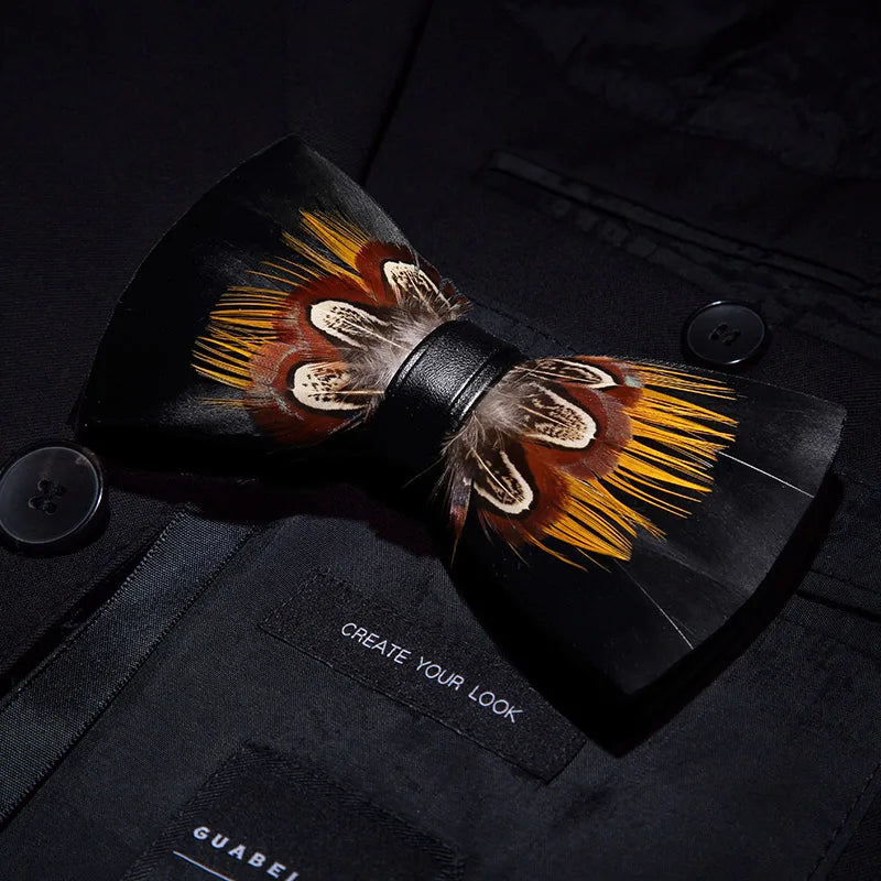 Pajarita preatada de plumas y cuero hecha a mano de la marca de diseño KAMBERFT para hombre, ideal para bodas, fiestas y como mejor regalo, corbata