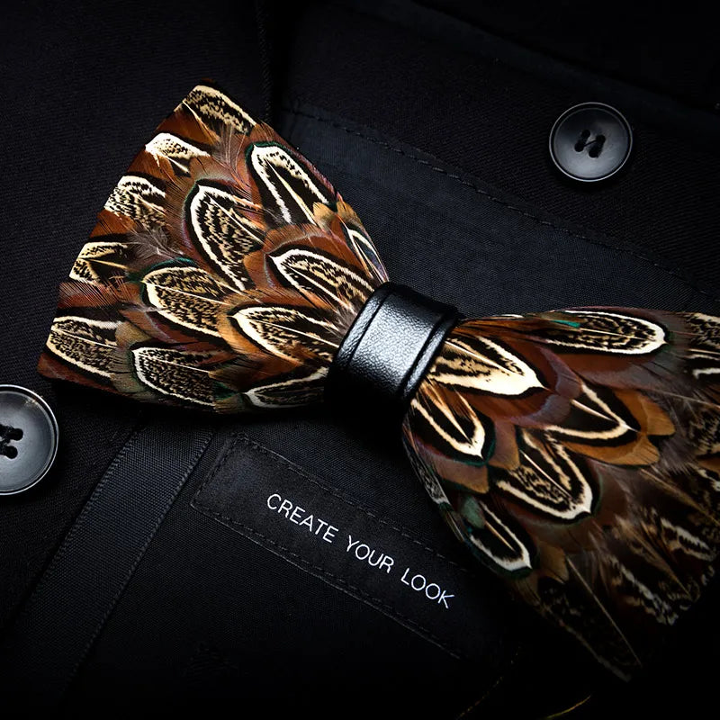 Pajarita preatada de plumas y cuero hecha a mano de la marca de diseño KAMBERFT para hombre, ideal para bodas, fiestas y como mejor regalo, corbata
