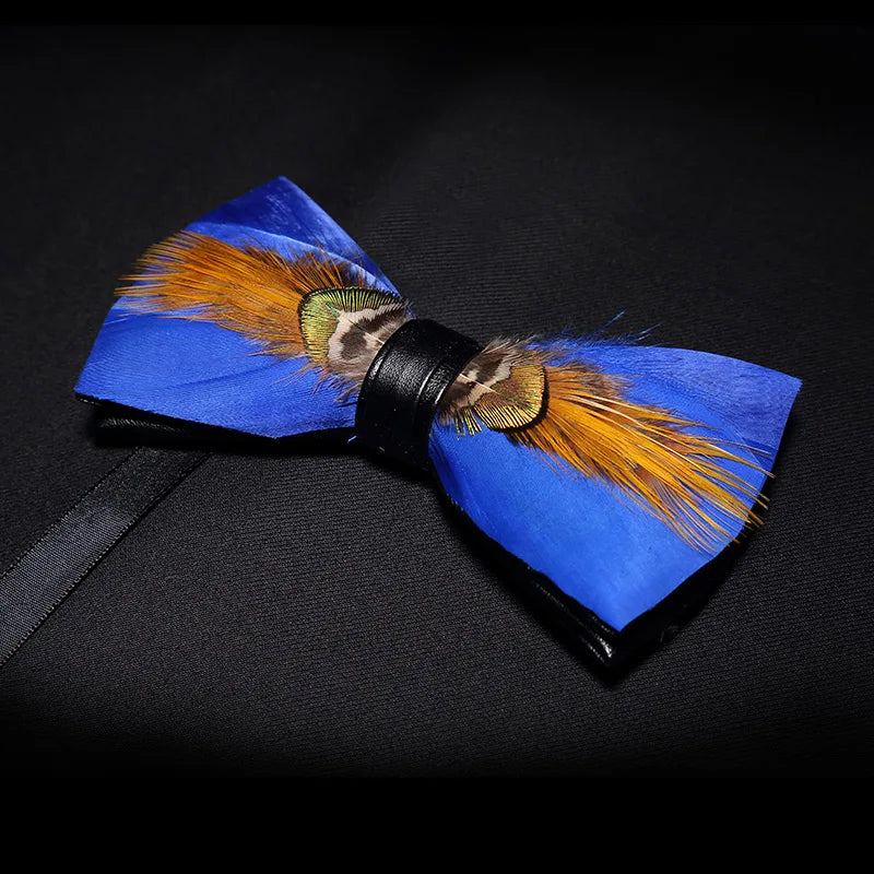 Pajarita preatada de plumas y cuero hecha a mano de la marca de diseño KAMBERFT para hombre, ideal para bodas, fiestas y como mejor regalo, corbata