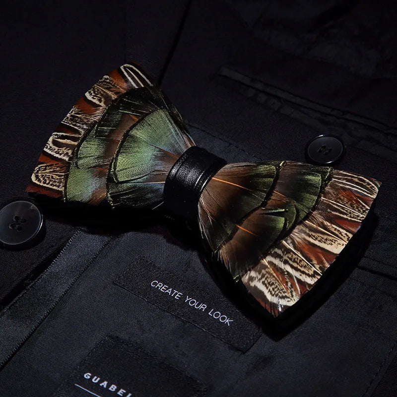 Pajarita preatada de plumas y cuero hecha a mano de la marca de diseño KAMBERFT para hombre, ideal para bodas, fiestas y como mejor regalo, corbata