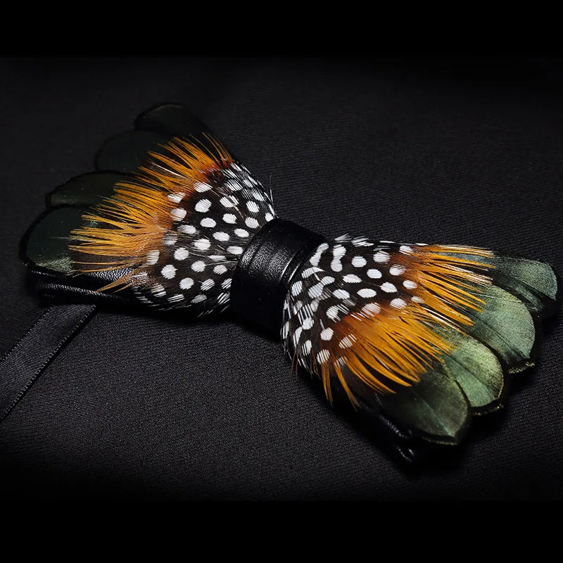 Pajarita preatada de plumas y cuero hecha a mano de la marca de diseño KAMBERFT para hombre, ideal para bodas, fiestas y como mejor regalo, corbata