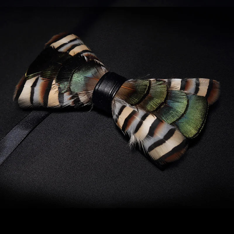 Pajarita preatada de plumas y cuero hecha a mano de la marca de diseño KAMBERFT para hombre, ideal para bodas, fiestas y como mejor regalo, corbata