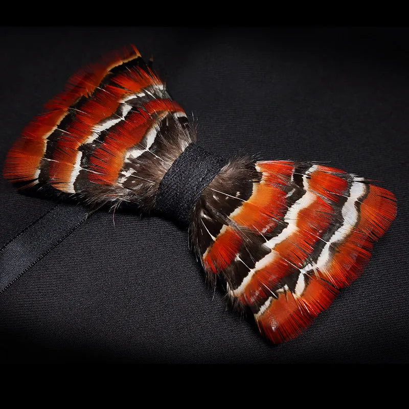 Pajarita preatada de plumas y cuero hecha a mano de la marca de diseño KAMBERFT para hombre, ideal para bodas, fiestas y como mejor regalo, corbata