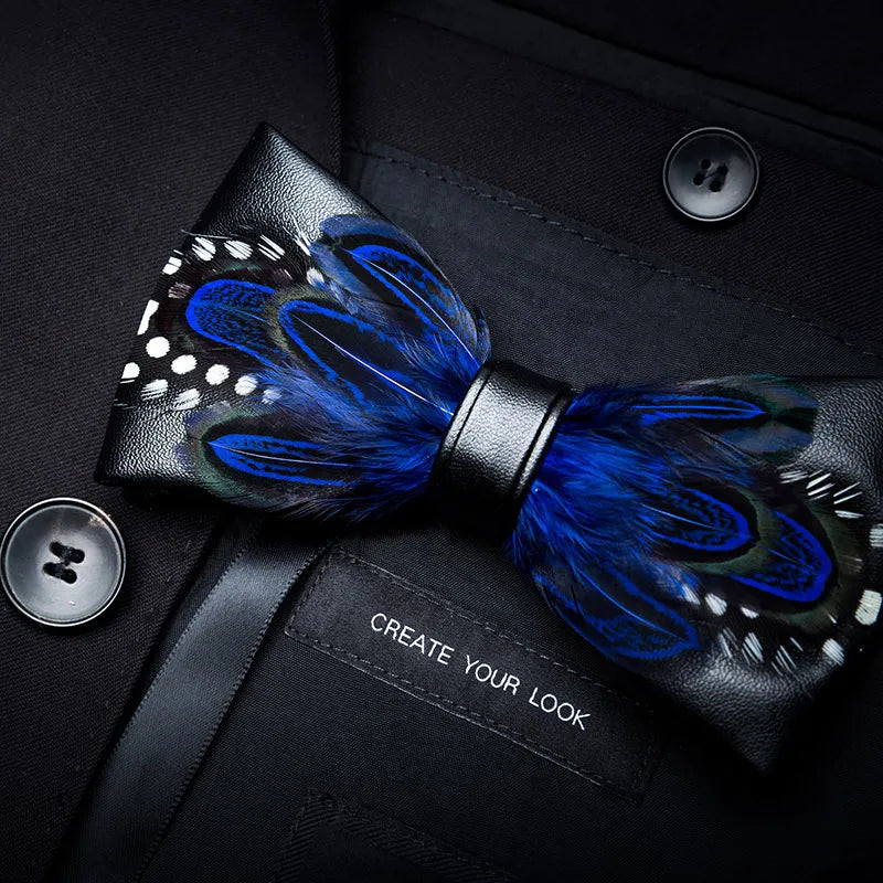 Pajarita preatada de plumas y cuero hecha a mano de la marca de diseño KAMBERFT para hombre, ideal para bodas, fiestas y como mejor regalo, corbata