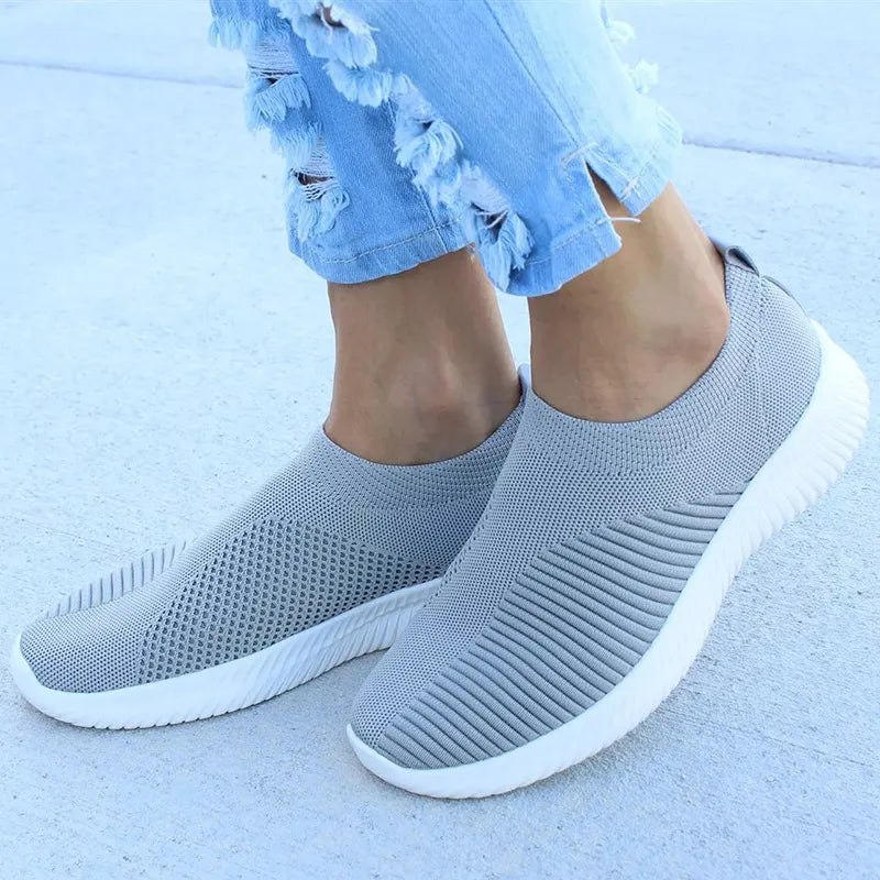 Damskie białe wsuwane półbuty, lekkie białe sneakersy, letnie i jesienne casualowe obuwie damskie, płaskie buty sportowe