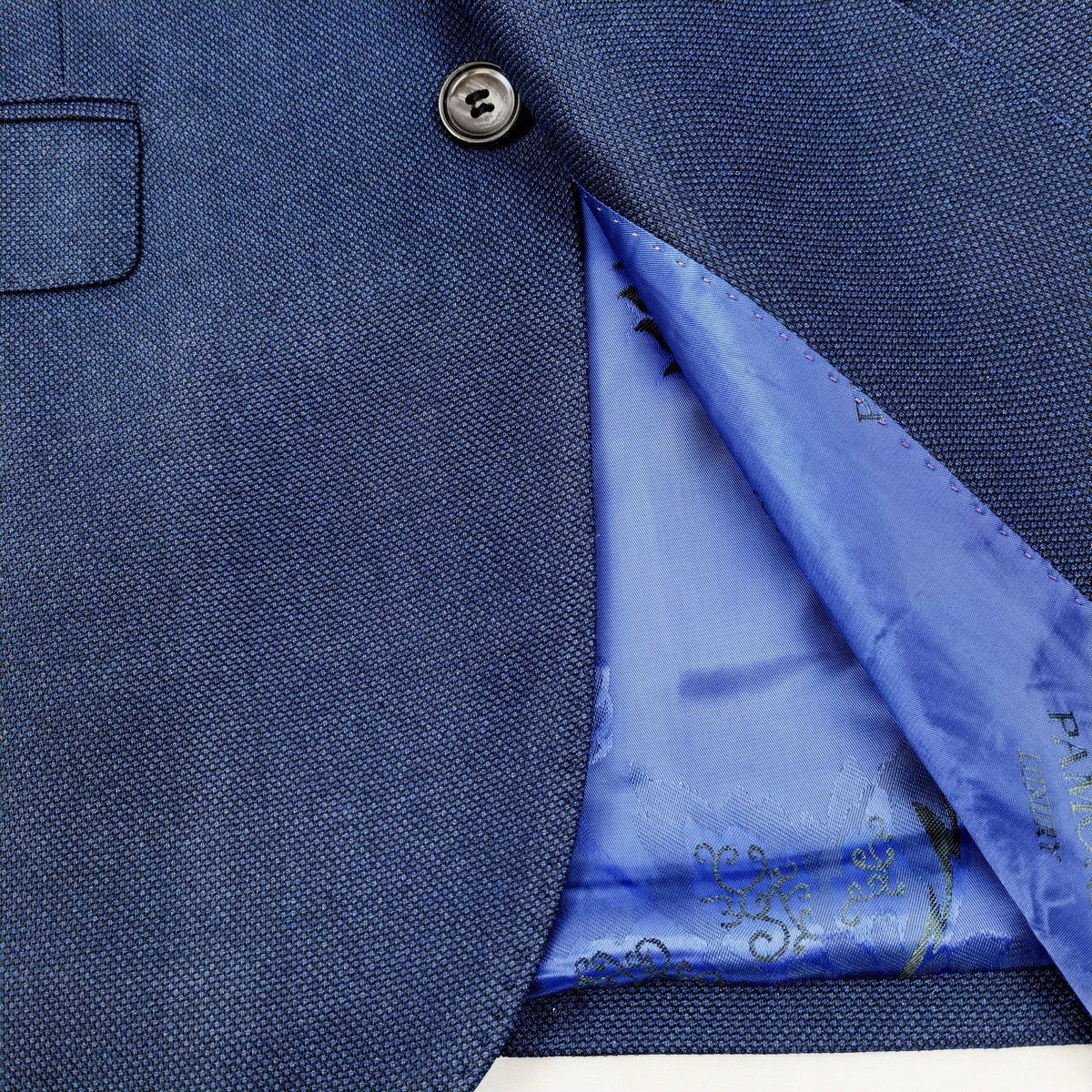 Traje entallado azul marino con diseño de ojo de perdiz