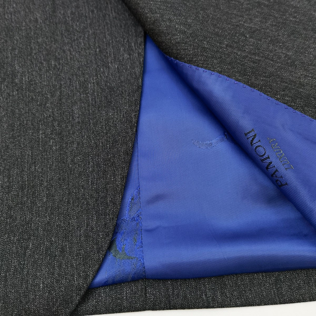 Węglowy trzyczęściowy garnitur slim fit